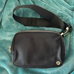 Lululemon belt bag 2L
